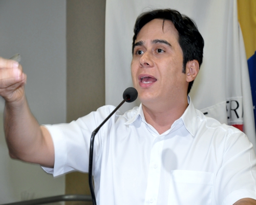 Vereador quer que MP de DIVINÓPOLIS explique aval dado à GERALDO COUTO e as diferenças de atuação com FORMIGA Delano Santiago 2